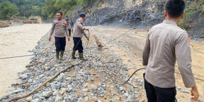 Ketika Polri Hadir di Jalur Terputus Aceh Tengah