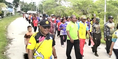Pererat Kebersamaan, Koramil Supiori Selatan Ikut Jalan Santai HUT SMP YPK I Korido