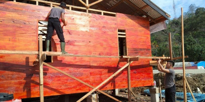 Personel Brimob Bantu Percepatan Pembangunan Huntara TRAMP-FMBB di Tapsel