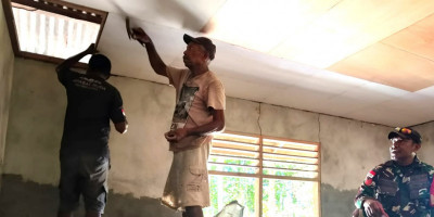 Ringankan Beban Warga, Babinsa Numfor Bantu Pasang Plafon Rumah di Kampung Andey