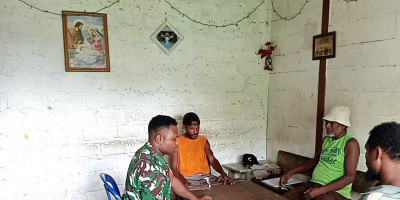 Babinsa Biak Utara Jalin Kedekatan dengan Masyarakat Kampung Mambesak