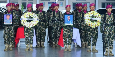 Pangkormar Pimpin Upacara Pelepasan Dua Prajurit Marinir Gugur dalam Longsor