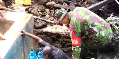 Peduli Kebutuhan Warga, Babinsa Supiori Bantu Bersihkan Bak Penampungan Air