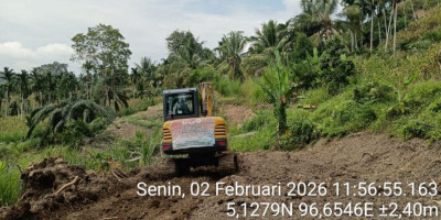 Alat Berat Bantuan Yayasan Hakka Kembali Bersihkan Akses Jalan di Juli Bireuen