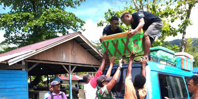 Tunjukkan Kepedulian, Babinsa Bantu Pedagang Turunkan Cool Box Ikan 