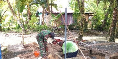 Babinsa Supiori Utara Bantu Warga Bangun Septic Tank MCK