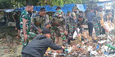 Aksi Peduli Lingkungan, Kodim 1708/BN dan Masyarakat Bersihkan Pesisir Pantai