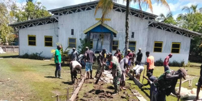 Babinsa Koramil Kokonao bersama Warga Binaan Laksanakan Gotong Royong 