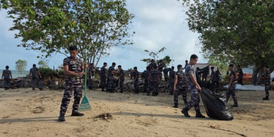 Tindak Lanjut Arahan Presiden, TNI AL Kodaeral IV Bersih-Bersih Pantai Sakera