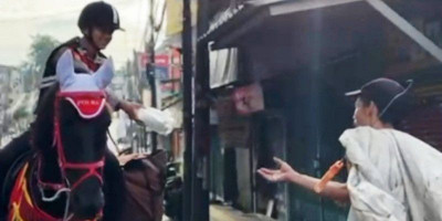 Pasukan Berkuda Den Turangga Polri Tebar Kebaikan