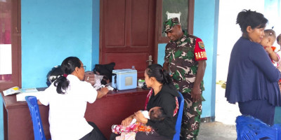 Perkuat Layanan Kesehatan Ibu dan Balita, Babinsa Biak Dampingi Posyandu