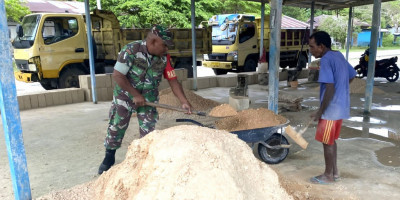 Tumbuhkan Semangat Usaha, Babinsa Biak Timur Bantu Warga Cetak Batu Tela