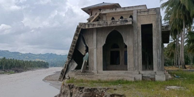 Dua Excavator Bantuan Dikerahkan Bangun Meunasah Baru di Juli Bireuen