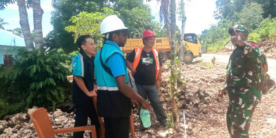 Dorong Akses Antar Kampung Makin Lancar,  Babinsa Pantau Proyek Jalan di Numfor