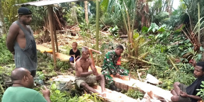 Jaga Tradisi Leluhur, Babinsa Warsa Ikut Olah Sagu Bersama Warga