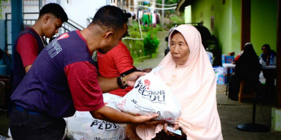 PWI Pusat dan Artha Graha Peduli Gelar Bakti Sosial di Ponpes Nurul Ibad