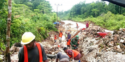 Bahu Membahu dengan Pekerja, Babinsa Bantu Pembangunan Parit di Kampung Warbukor