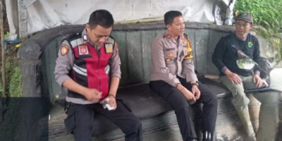 Perhutani Bandung Utara-Polsek Kiarapedes Patroli Gabungan di Wanayasa