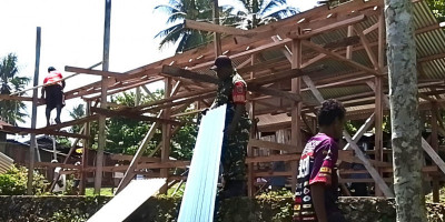 TNI Peduli, Babinsa Warsa Bantu Pasang Atap Seng Rumah Warga