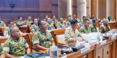 Wapang TNI dan Wamenhan RI Bahas Penguatan Alutsista dalam Rapat Kerja Komisi I di DPR RI