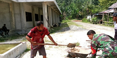 Wujud Kepedulian TNI, Babinsa Bantu Warga Plester Dinding Gereja