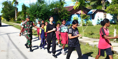 Penuh Keceriaan, Babinsa, Guru, dan Murid-Murid Kompak Jalan Santai Serta Senam Pagi Bersama