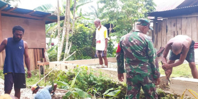 Hadir di Tengah Masyarakat, Babinsa Supiori Bantu Warga Merakit Besi Cor
