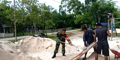 Perkuat Kebersamaan, Babinsa Bantu Bangun Rumah Warga