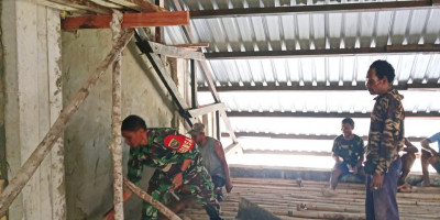 Kompak dengan Jemaat, Babinsa Bantu Plester Dinding Gereja