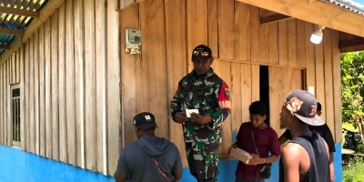 Dukung Penerangan Kampung, Babinsa Dampingi Pemasangan KWh Meteran Listrik di Yanbeba