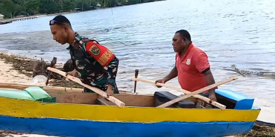Sigap dan Peduli, Babinsa Bantu Nelayan Tarik Perahu ke Darat