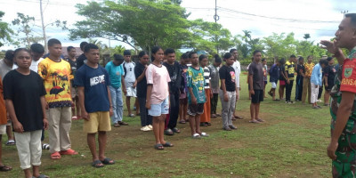 Tanamkan Disiplin dan Kekompakan, Babinsa Latih PBB Siswa SRMA 41 Biak Timur