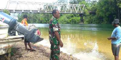 Babinsa Imbau Motoris Perahu Jaga Kebersihan dan Utamakan Keselamatan  Wisatawan Sungai Wardo