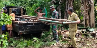 Personel TMMD Ke-127 Kodim 1514/Morotai Pasang Mesin Bor Air di Desa Falila