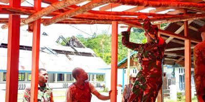 Kompak dan Penuh Semangat, Babinsa Bersama Warga Bangun Tenda Ibadah Sementara