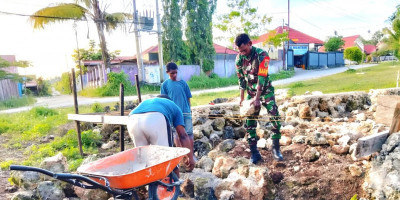 Wujud Kebersamaan, Babinsa Bantu Pembangunan Pondasi Gereja GSJA Prakletos
