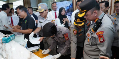Anggota Polisi di Jakarta Utara Jalani Tes Urine Pemeriksaan Narkoba