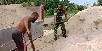 Ringankan Beban dan Percepat Pekerjaan, Babinsa Supiori Bantu Warga Angkut Pasir
