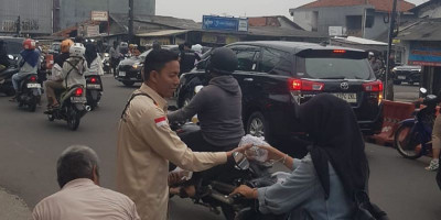 PKDP Depok Bagikan Takjil di Perapatan Mampang Pancoran Mas