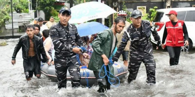 Terjang Banjir Setinggi Pinggang, Prajurit TNI AL Selamatkan Warga Denpasar!