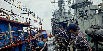 KRI Silas Papare-386 Amankan 40 Ton Solar Ilegal dan Narkoba
