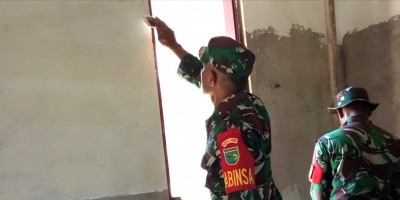 TNI Peduli, Babinsa Bantu Dempul Dinding Gereja Petrus di Sup Manggunsi