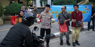 Polres Metro Jakarta Utara dan Insan Pers Berbagi Takjil