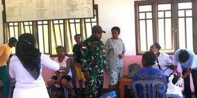 Peduli Kesehatan Warga, Babinsa Dampingi Pemeriksaan Gratis di Kampung Yenbeba