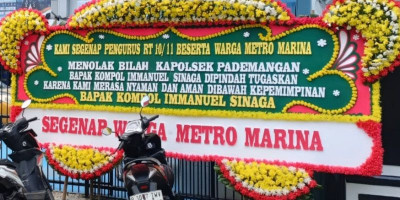 Unjuk Rasa Karangan Bunga Warga Pademangan untuk Kapolsek