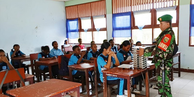 Dukung Generasi Sehat dan Cerdas, Babinsa Biak Timur Awasi Pembagian MBG di Sekolah
