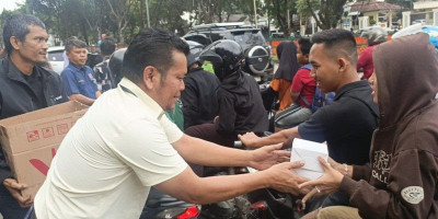 Wartawan Jakarta Timur Turun ke Jalan, 200 Takjil Dibagikan Penuh Kehangatan