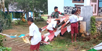 Sambut HUT Ke-64 YPK,  Babinsa Bersama Murid-Murid Hiasi Sekolah dengan Umbul-Umbul