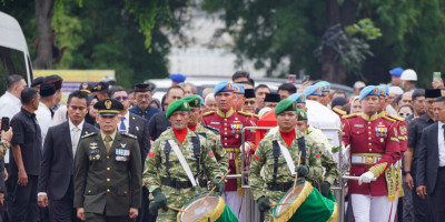 Pangkormar Hadiri Upacara Pemakaman Wakil Presiden ke-6 RI di TMP Kalibata