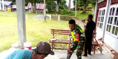 Babinsa Biak Barat Karya Bakti Bersama Jemaat Gereja di Kampung Kanaan